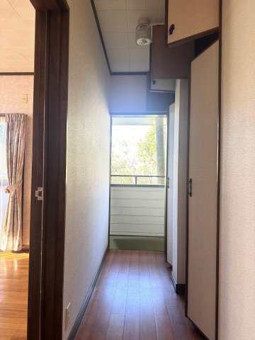 松沢戸建の内装|1階廊下からバルコニー