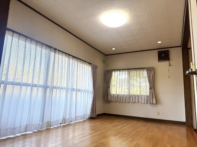 松沢戸建の居間・リビング|リビング北側