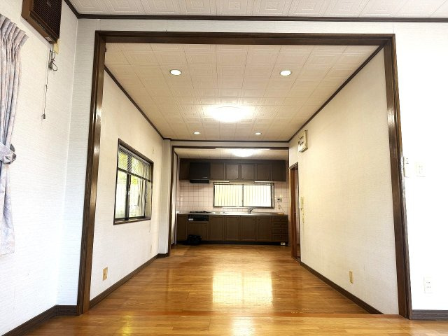 松沢戸建のキッチン|リビング北側から南側