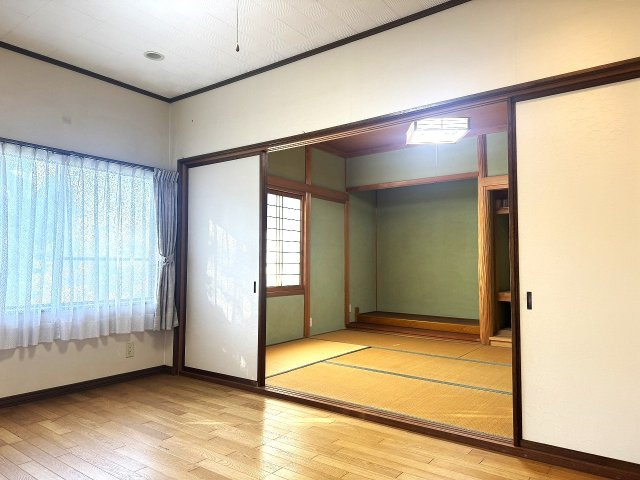 松沢戸建の洋室|玄関横洋室