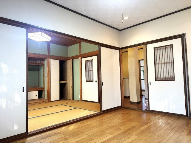 松沢戸建の洋室|玄関横洋室