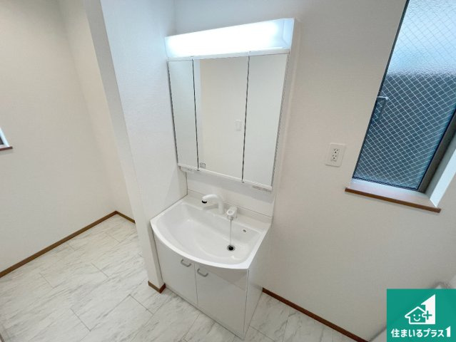 神戸市垂水区霞ケ丘　新築一戸建ての独立洗面台|清潔感のある洗面台です。フラットな鏡は掃除がしやすく毎日清潔！鏡裏には収納があるのでスッキリとした洗面台が保てます。