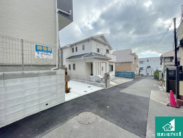 神戸市垂水区霞ケ丘　新築一戸建ての前面道路含む現地写真|周辺は閑静な住宅街！前面道路広々で車の出し入れも便利です。駐車が苦手な方でも安心して車庫入れできます！