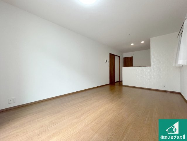 神戸市垂水区霞ケ丘　新築一戸建ての居間・リビング|日当たり良好の明るいリビングで朝の目覚めもスッキリできそう！対面キッチンでご家族のコミュニケーションも自然と増える設計！小さなお子様が遊ぶスペースを作っても広々とくつろげるLDK！