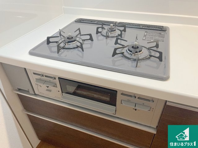 神戸市垂水区霞ケ丘　新築一戸建ての設備|ダブル高火力Ｓｉセンサー付きコンロ！３口あるので、まとめて料理をする時も大活躍！