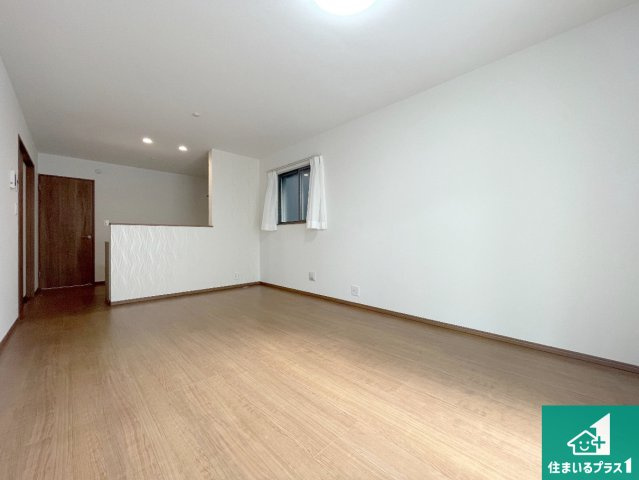 神戸市垂水区霞ケ丘　新築一戸建ての居間・リビング|シンプルなリビングは、観葉植物等のインテリアを楽しめますね！パパ好みにも、ママ好みにも家具次第で雰囲気を変えることができます！