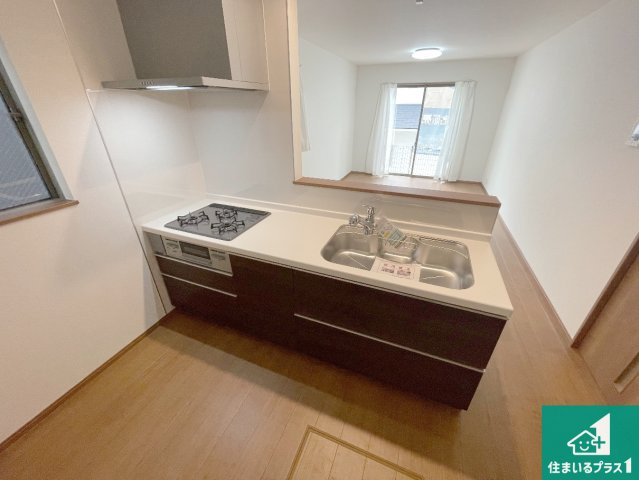 神戸市垂水区霞ケ丘　新築一戸建てのキッチン|リビングと統一感があり、使い勝手のいいキッチン。広々としているので、二人並んで作業が出来ちゃいます。お子様と一緒に色々なお料理に挑戦できるスペースがあります。