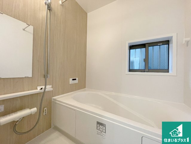 神戸市垂水区霞ケ丘　新築一戸建ての浴室|足をゆったり伸ばして寛げる浴槽です。窓が設けられていますので差し込む光が明るく穏やかな雰囲気にしてくれます♪浴室乾燥機も設置しているので、雨の日の洗濯物も安心です♪