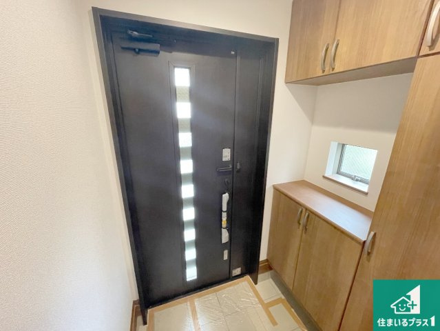 神戸市垂水区霞ケ丘　新築一戸建ての玄関|シューズボックスにはたくさんの靴が収納できるので玄関周りはいつもスッキリ！ご家族が増えても安心！