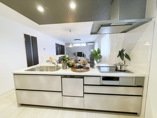 新築戸建・新築建売　郡山市片平町釜場モデル棟　小山田小・第六中のキッチン|3口コンロなのでご飯を作りながらお弁当のおかずも作れて便利！