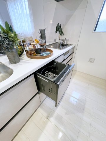 新築戸建・新築建売　郡山市片平町釜場モデル棟　小山田小・第六中のキッチン|食器洗乾燥機付きのキッチンで家事の時短と快適な生活を実現できます！