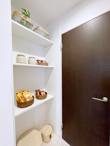 新築戸建・新築建売　郡山市片平町釜場モデル棟　小山田小・第六中の収納|【パントリー】キッチン隣に可動棚付きパントリーがあり様々な物が収納可能！