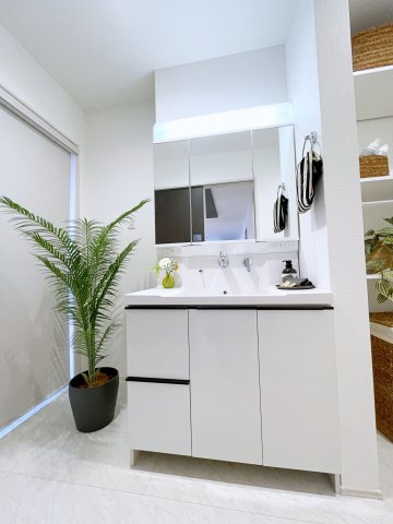 新築戸建・新築建売　郡山市片平町釜場モデル棟　小山田小・第六中の独立洗面台|三面鏡タイプの独立洗面台で、身だしなみチェックも収納力も◎洗面まわりもすっきり清潔に保てます！