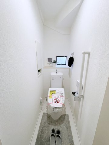 新築戸建・新築建売　郡山市片平町釜場モデル棟　小山田小・第六中のトイレ|小窓付きで自然光が入る明るくて爽やかなトイレ空間です！