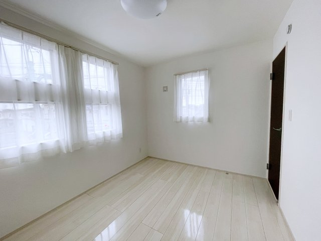 新築戸建・新築建売　郡山市片平町釜場モデル棟　小山田小・第六中の洋室