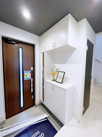 新築戸建・新築建売　郡山市片平町釜場モデル棟　小山田小・第六中の玄関|玄関収納付きなので玄関がすっきりした状態を保てます！