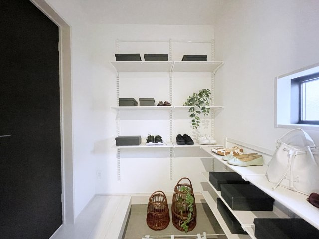 新築戸建・新築建売　郡山市片平町釜場モデル棟　小山田小・第六中の収納|シューズインクロークには可動棚付きなので物の大きさによって高さを変えられるので便利！