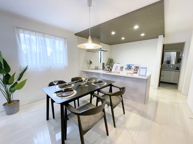 新築戸建・新築建売　郡山市片平町釜場モデル棟　小山田小・第六中のキッチン|ホワイトを基調とした明るく開放的なLDKです！