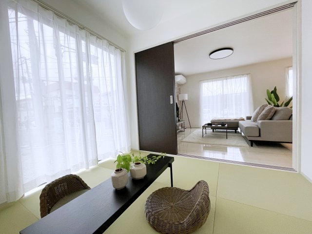 新築戸建・新築建売　郡山市片平町釜場モデル棟　小山田小・第六中の和室|来客時の客間としてはもちろん、家族のくつろぎやお昼寝、キッズスペースとしても活躍する多目的な和室です♪