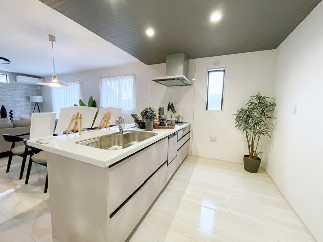 新築戸建・新築建売　郡山市片平町釜場モデル棟　小山田小・第六中のキッチン|カウンター越しに会話が弾む、家族とのつながりを感じられる対面キッチンです！