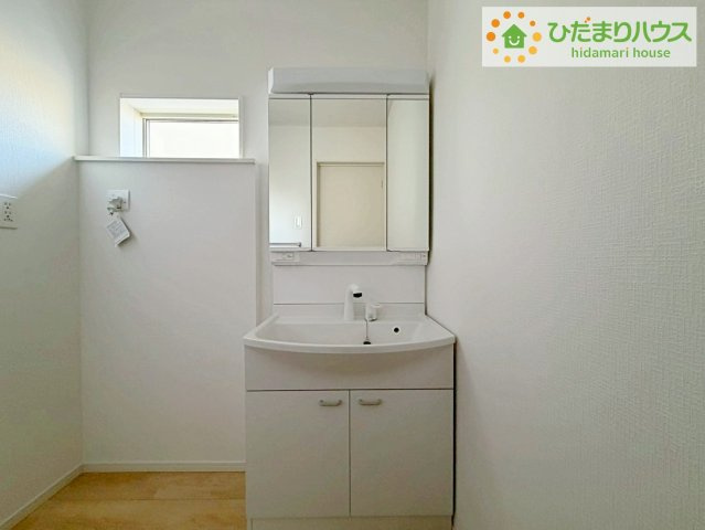 いわき市佐糠町第8　新築戸建　4号棟の独立洗面台|大きな三面鏡の独立洗面。鏡の後ろは収納となっているのでスッキリと整理できます！