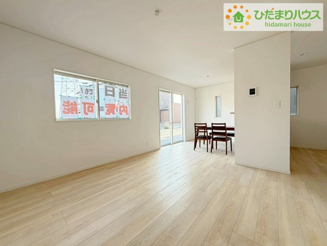 いわき市佐糠町第8　新築戸建　4号棟の居間・リビング|家族だんらんで、笑顔のたえない時間も増えそうな広々としたLDKが魅力です(^^)/窓も多くて明るい空間でくつろげます。