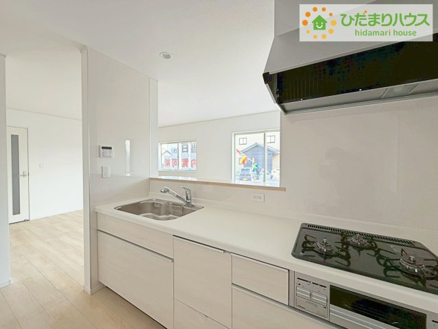 いわき市佐糠町第8　新築戸建　4号棟のキッチン|3口コンロでお料理する時間も短くなりそうですね(*‘∀‘)