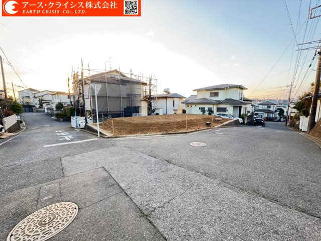 【前面道路含む現地写真】 | 船橋市大穴北1丁目 | 新しい家が増えても、空の広さはそのまま。春には桜、夏には青空、秋にはやわらかな光。季節ごとに表情を変える街で、長く暮らせる安心を。