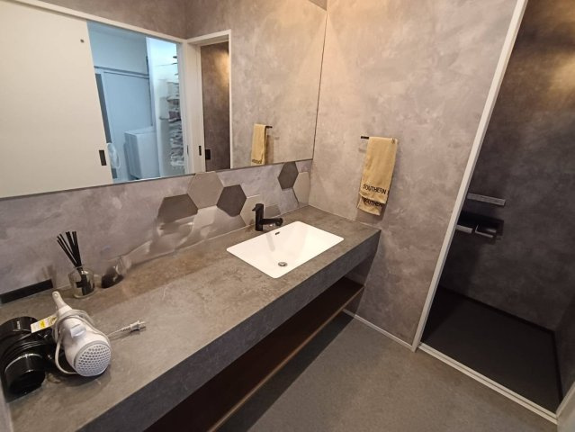 西条市小松町新屋敷甲　中古戸建の洗面所|機能的な洗面スペースは、脱衣や洗濯の動線が考慮された使いやすい設計。朝の準備もスムーズに行える広さを確保し、散らかりがちな小物もスッキリ収納。清潔感のある空間が、爽やかな一日の始まりを演出します