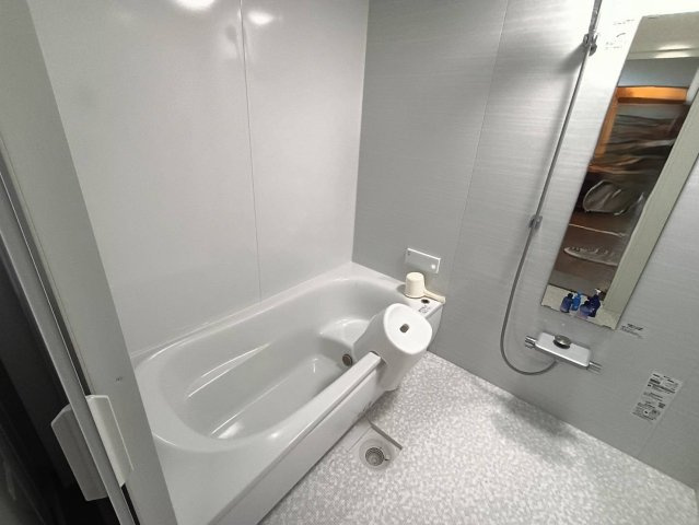 西条市小松町新屋敷甲　中古戸建の浴室|清潔感あふれる広々とした浴室。2023年築ならではの最新機能を備え、一日の疲れを癒す極上のリラックスタイムを提供。換気もしやすくカビを抑えて美しさを保てるので、毎日のお手入れも苦になりません