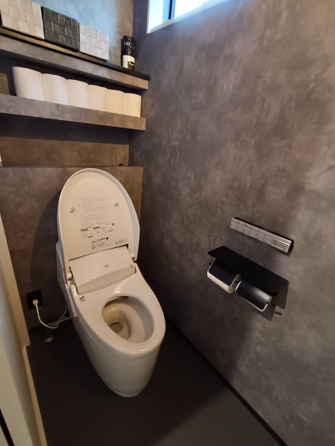 西条市小松町新屋敷甲　中古戸建のトイレ|2ヶ所に設置されたトイレは、忙しい朝の時間帯でも家族同士で重なるストレスを軽減。築浅のため汚れが付きにくい最新型を採用しており、お手入れのしやすさと清潔感を両立したプライベートな空間を保てます