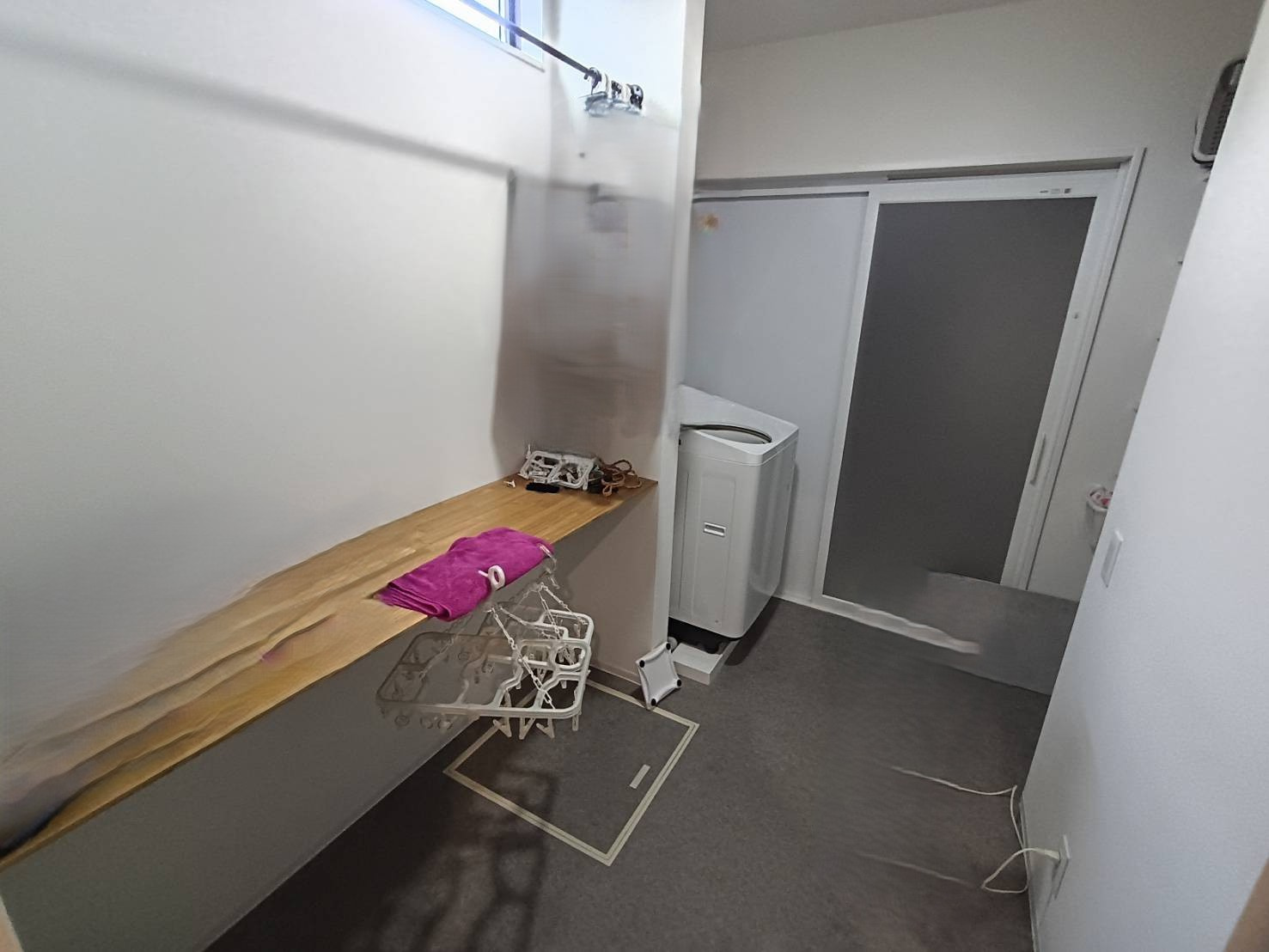 西条市小松町新屋敷甲　中古戸建の脱衣所|ゆとりある広さを確保した脱衣場は、家族が重なる朝の時間帯もスムーズに身支度が整います。2023年築ならではの清潔感と機能的な収納が備わり、常に整った空間を維持できます。