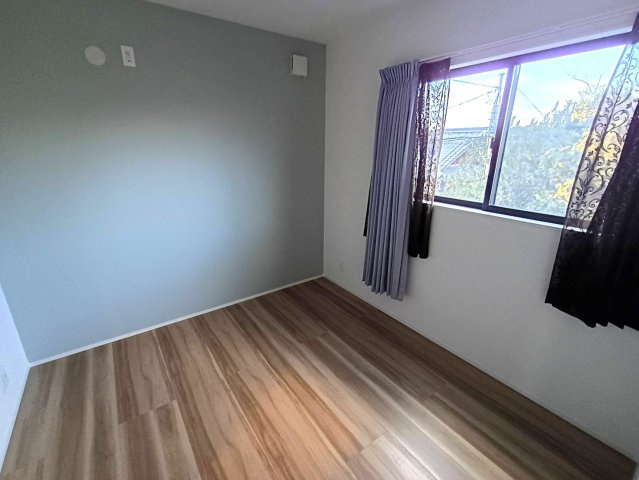 西条市小松町新屋敷甲　中古戸建の洋室|子供部屋や趣味の部屋として最適な清潔感のある室内。複層ガラスにより外の騒音を抑え、集中できる静かな環境を提供。ライフスタイルに合わせて柔軟に活用でき、自分らしい暮らしのイメージを形にできる空間