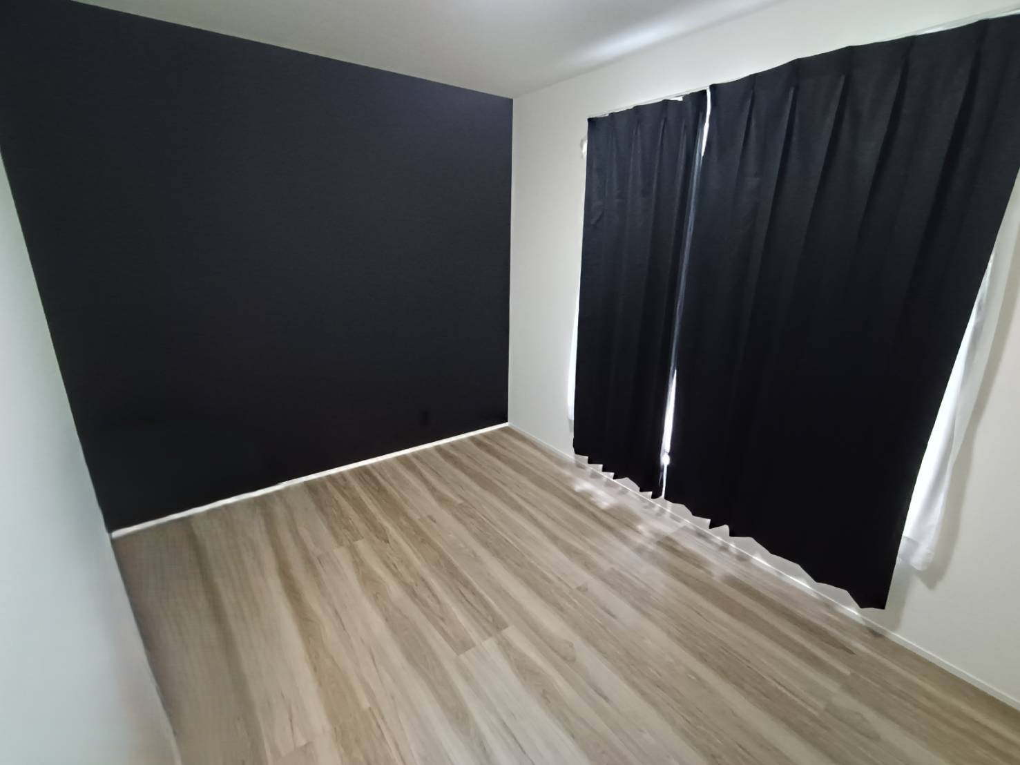 西条市小松町新屋敷甲　中古戸建の洋室|二面採光で明るい風が通り抜ける心地よい居室。寝室として利用すれば、静かな環境の中で深い眠りと爽やかな目覚めの毎日を叶えてくれます