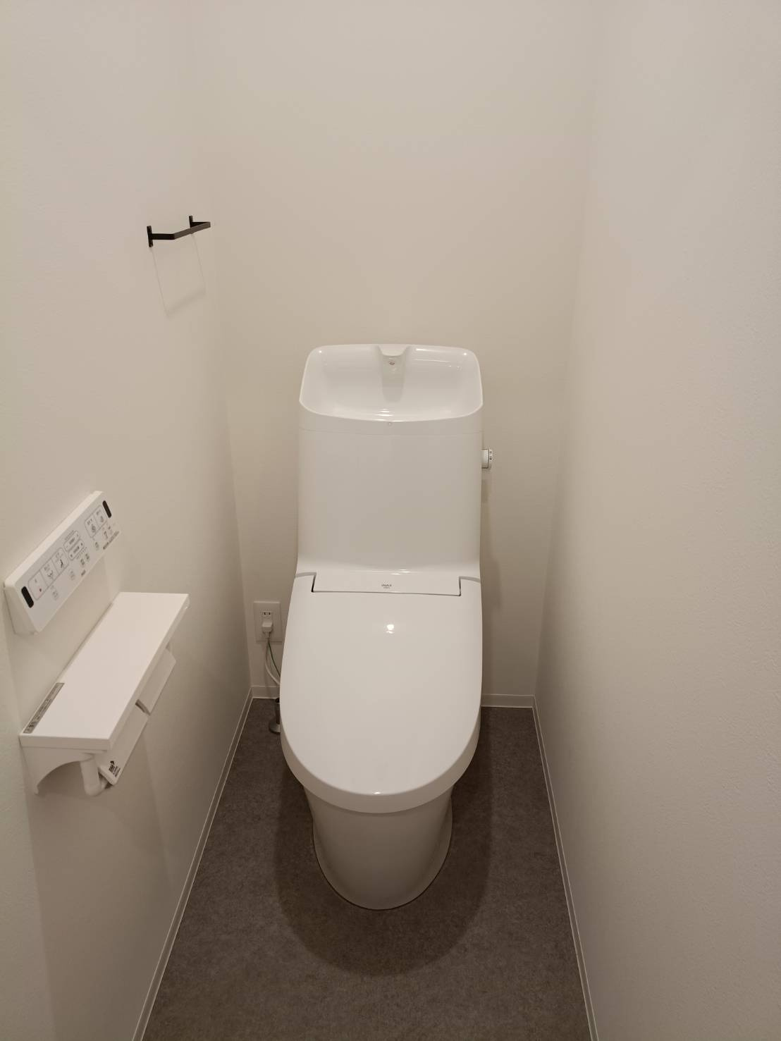 西条市小松町新屋敷甲　中古戸建のトイレ|1階と2階の2拠点にトイレを配置することで、家族間の動線が重ならず快適です。掃除のしやすい形状の便器を採用しており、短時間のケアで美しさをキープ。来客時も気兼ねなく案内できる清潔感があります。