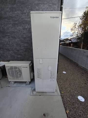 西条市小松町新屋敷甲　中古戸建のその他|空気の熱を利用してお湯を沸かすエコキュートなら、日々の給湯コストを大幅に抑えられます。学習機能で最適な沸き上げを行うため、お風呂やキッチンでのたっぷりのお湯も、賢く家計に優しく使いこなすことが可能です