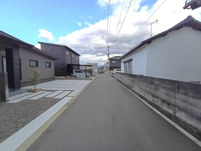 西条市小松町新屋敷甲　中古戸建の前面道路含む現地写真|進入路