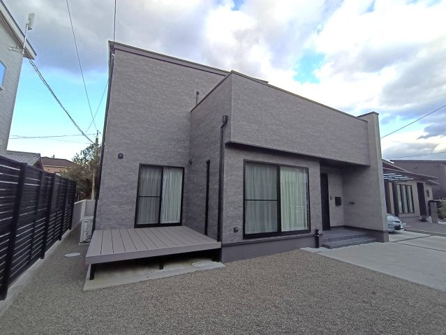 西条市小松町新屋敷甲　中古戸建の外観|南向きの設計を活かした、明るい表情の外観。100坪以上の土地があるからこそ実現した、建物と庭の美しいバランスが魅力です。駅徒歩4分の立地でありながら、この広さと新しさを手に入れる贅沢を実感。