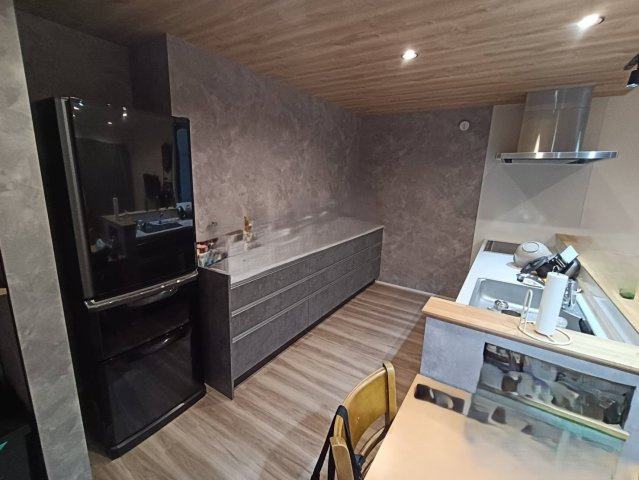 西条市小松町新屋敷甲　中古戸建のキッチン|高機能なキッチン設備が、忙しい時間帯の家事を力強くサポートします。収納力も豊富で、調理器具やストック食材もすっきり片付く設計。常に整理整頓された空間で、クリエイティブな料理時間を楽しめます。