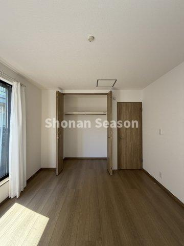 【洋室】 | コートやスーツ類もサッとかけられるポール付きクローゼットを完備◎
お部屋ごと荷物がスッキリ片付きますよ。
