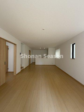 【居間・リビング】 | 一直線に広がるLDK◎インテリアを設置してもゆとりある空間となっています。