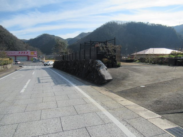 美作市湯郷　売土地104坪の前面道路含む現地写真