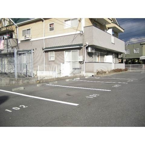 ハイツ沢添の駐車場