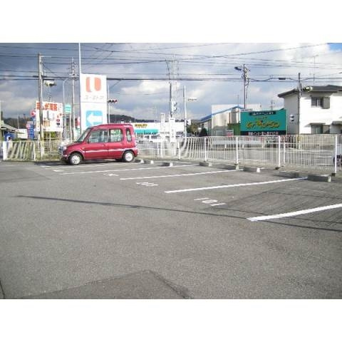 ハイツ沢添の駐車場