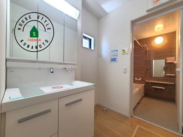 熊本市東区新南部2丁目第1-2棟(1号棟)の内観：施工例|ゆとりの洗面スペースで朝の身支度もスムーズに。暮らしを快適に変えるシャワー付洗面台です！