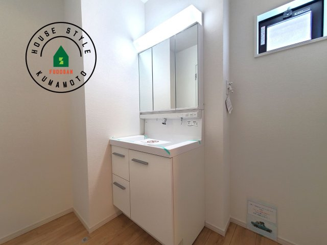 熊本市東区新南部2丁目第1-2棟(1号棟)の内観：施工例|毎日使うものだから清潔な空間を保ちたい水回り。洗面にはそんな願いを解消させてくれる収納アイデアが満載です。三面鏡の裏側にはキャビネットが現れ小物から背の高い物まで収納できます。