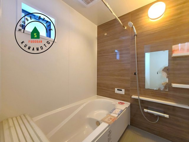 熊本市東区新南部2丁目第1-2棟(1号棟)の内観：施工例|1日の疲れを癒してくれる広々バスルーム。雨の日のお洗濯にも大活躍な浴室乾燥機付です！