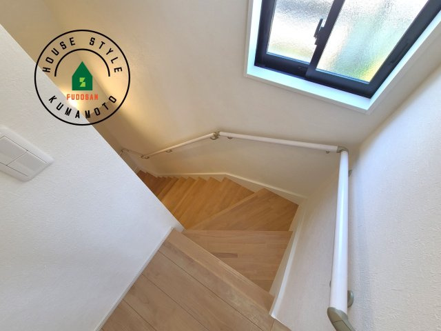 熊本市東区新南部2丁目第1-2棟(1号棟)の内観：施工例|＜手すり付階段＞手すりがないと階段の昇り降りで危険なことはもちろん、壁に手をつきながら歩くことで壁紙が汚れやすくなります。すべての方に快適に昇り降りしていただくため、手すりを設置しました。