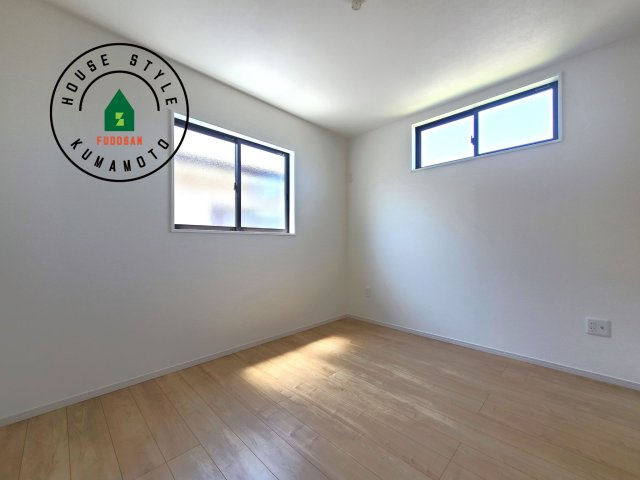 熊本市東区新南部2丁目第1-2棟(1号棟)の内観：施工例|穏やかな光が差し込む室内には、穏やかな時間が流れます。