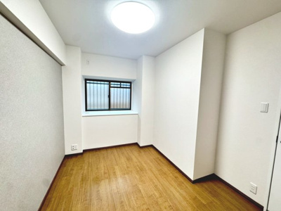 【洋室】 | ライオンズマンション金剛 | クロス張り替えております♪綺麗な壁紙で部屋が明るく見えて気持ちも明るくなりますね！